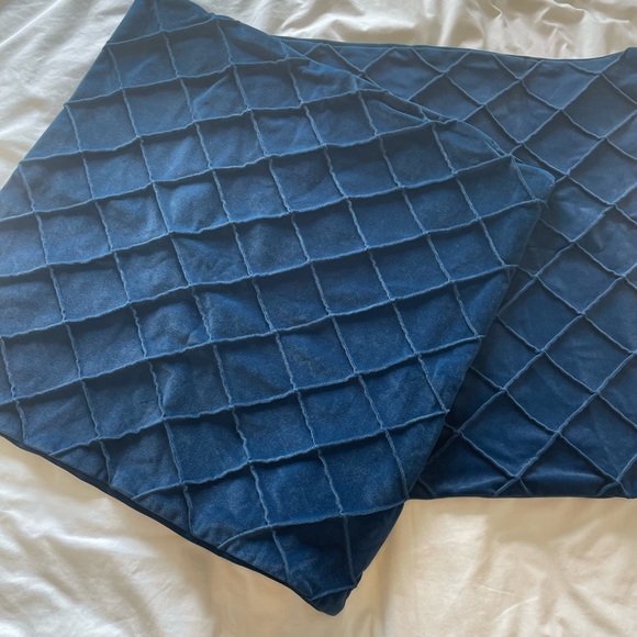 Pair of two dark navy Throw cushions - Picture 3 of 5